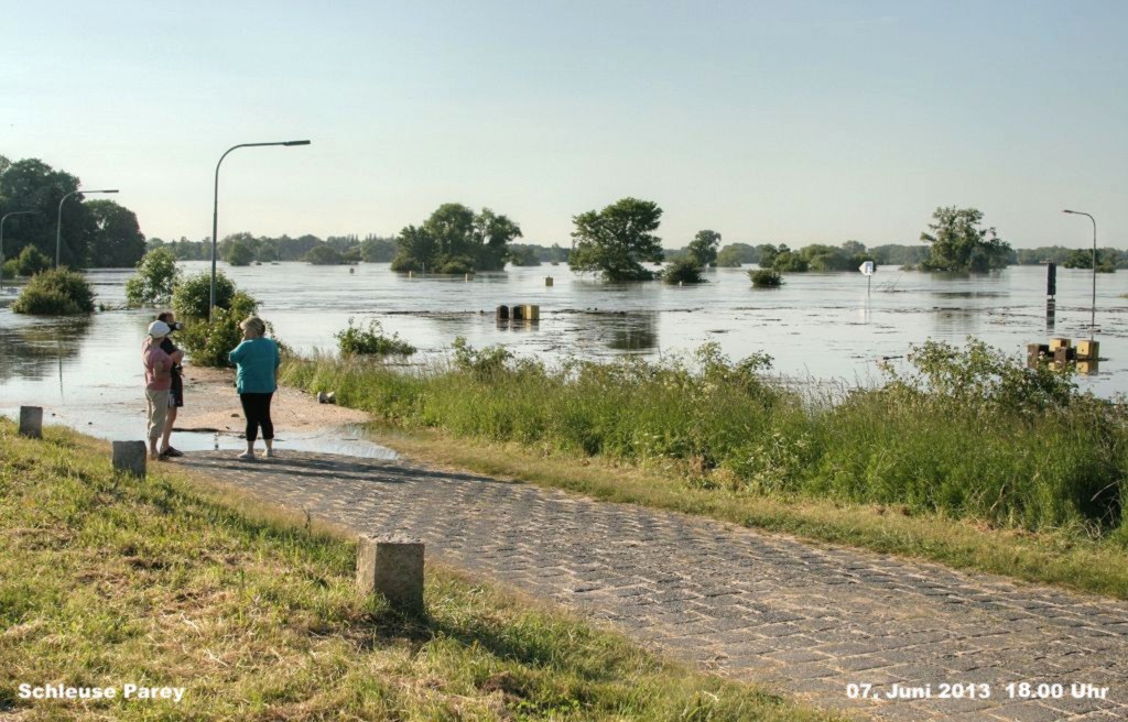 Hochwasser- 2013_06_07-008-Parey-Schleuse.jpg
